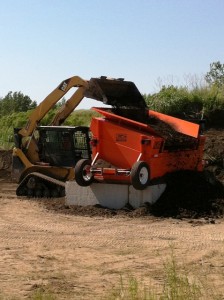 An EZ-Screen 700 at work while receiving dirt from a loader bulldozer. 